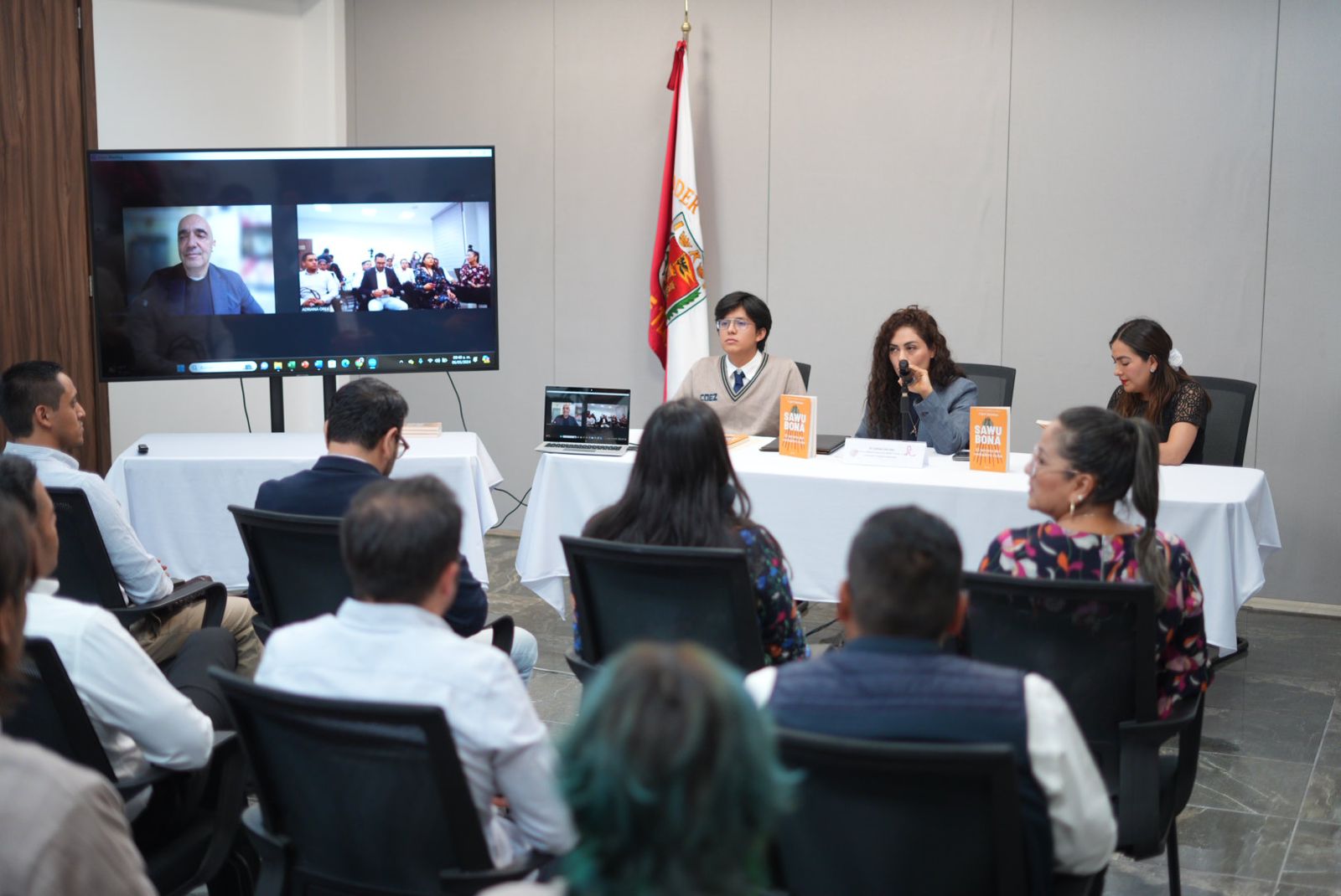 Presentan libro 'Sawubona' en el Salón Blanco del Recinto Legislativo